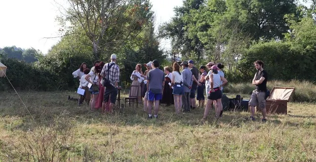 photo  réunis autour d’artus, de nemo schiffman et de julia piaton, les acteurs et figurants du film « les caprices de l’enfant roi » s’apprêtent à tourner une scène aux abords de la frayère de parcé-sur-sarthe.  &copy;  ouest-france 