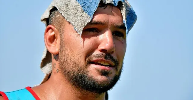photo  entre les exercices physiques, anthony fuertes se rafraîchit le crâne avec un linge humide.  &copy;  co - marie delage 