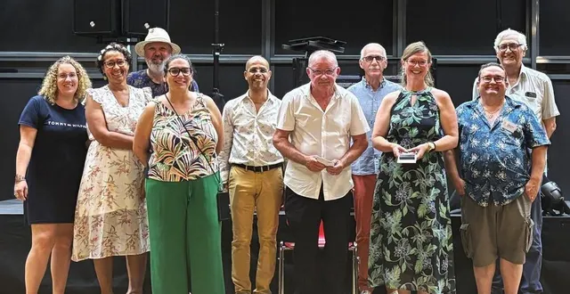 photo  deux bénévoles ont été mis à l’honneur par la municipalité au cours de cette soirée, delphine douaglin (3e à droite) et jean-michel boinot (4e à droite).  &copy;  ouest-france 