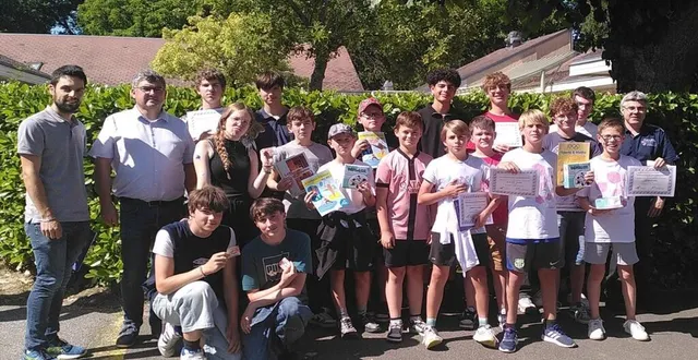 photo  les professeurs de maths ont remis les récompenses aux collégiens.  &copy;  ouest-france 