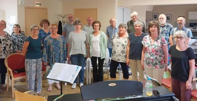 photo  les choristes de la chorale oh les cœurs, lors d’une répétition. à gauche, le pianiste, christian laurent, et la cheffe de chœur, pétra desvois.  &copy;  ouest-france 