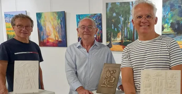 photo  de gauche à droite, bernard blin et olivier réguer. devant, les bas-reliefs en plâtre et bronze de claude ribot.  &copy;  ouest-france 
