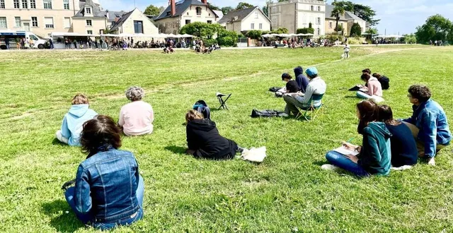 photo  se promener dans le village pour apprendre à dessiner sur le vif en compagnie d’une professionnelle, tel est le programme de dessin en balade, les dimanches 6 juillet et 3 août.  &copy;  co 