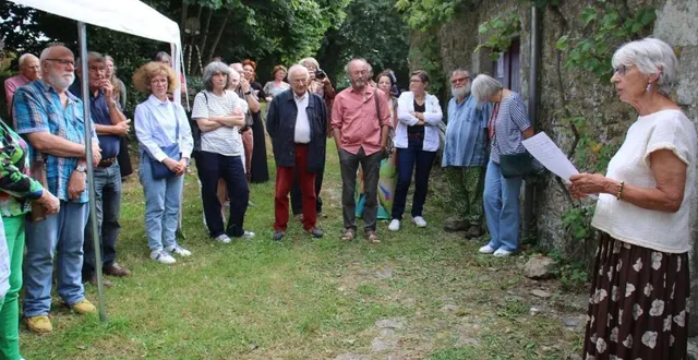 photo  devant andré schembri, artiste peintre invité d’honneur (à gauche, au centre), bernadette vermeren, présidente, a présenté les deux expositions de l’été.  &copy;  ouest-france 