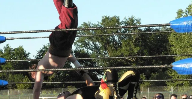 photo  belles prises de lutte, voltiges, cris du public, cris d’encouragement pour les favoris… la soirée s’est déroulée dans une ambiance catch digne de ce nom.  &copy;  ouest-france 