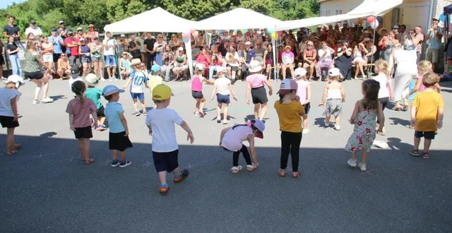 photo  les parents, grands-parents et amis, étaient conviés dimanche, à la fête de fin d’année scolaire de l’école publique massif de perseigne, où tout un programme de spectacle préparé et présenté par sarah prunier, directrice, accompagnée de toute l’équipe pédagogique. devant les familles et amis, les plus petits ont évolué sur une thématique de chants et danses.  &copy;  ouest-france 