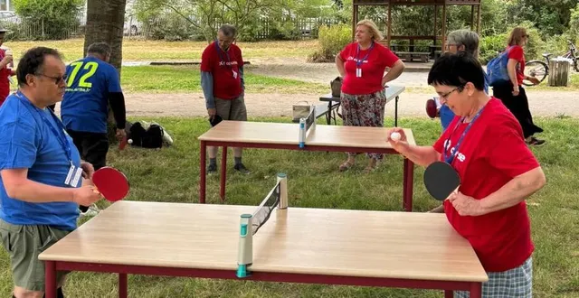 photo  au parc de la gironde, lors des mini-olympiades du sport adapté, les participants ont pratiqué une dizaine d’activités, comme le mini-tennis de table, dans la bonne humeur.  &copy;  ouest-france 
