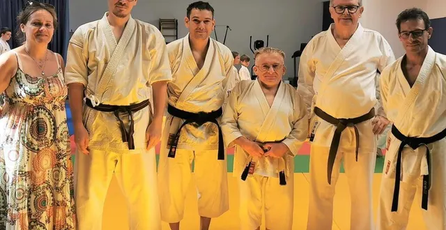 photo  le professeur et la présidente du club posent avec des judokas récompensés de leurs efforts.  &copy;  le maine libre 