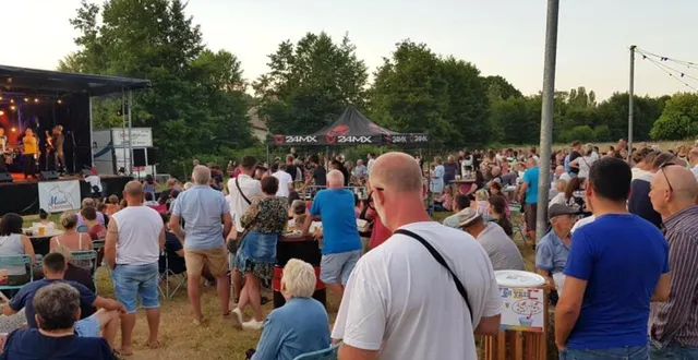 photo  les festivaliers, venus en nombre, étaient heureux de retrouver la bonn’zik et bien décidés à vivre pleinement cette première soirée riche en énergie.  &copy;  le maine libre 