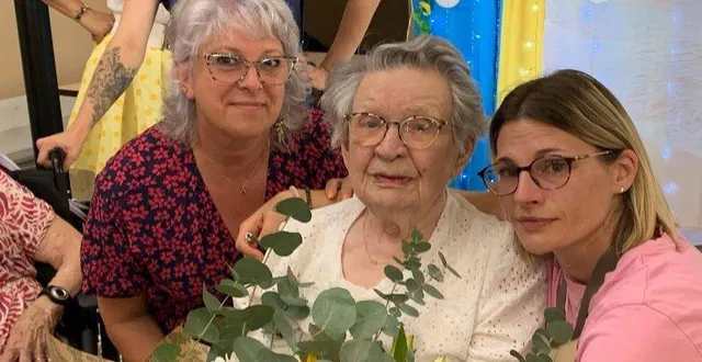 photo  yvonne evêque, entourée de christelle robiche, responsable hôtellerie, et alicia papin, animatrice de l’orée des pins.  &copy;  le maine libre 