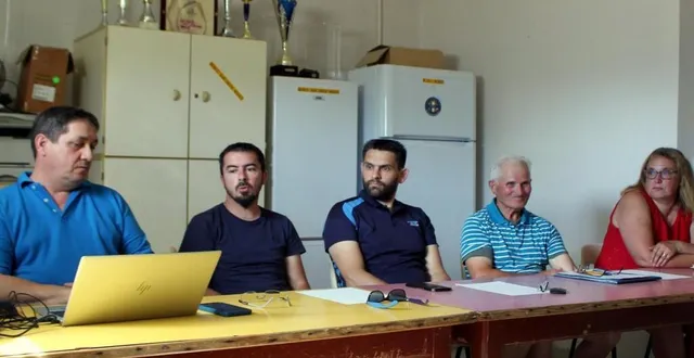photo  le président guillaume carreau (à gauche) a présenté l’activité du club, dont le cœur de l’activité est l’école de foot.  &copy;  le maine libre 
