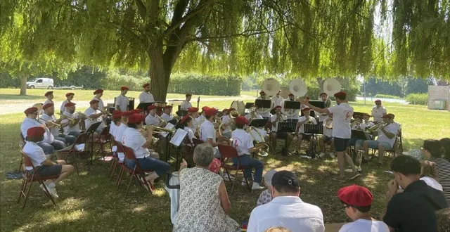 photo  près de 50 musiciens étaient réunis au plan d’eau.  &copy;  le maine libre 
