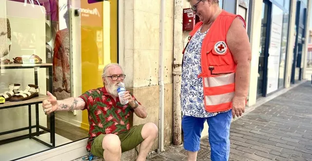 photo  la croix-rouge distribue des bouteilles d’eau aux personnes en détresse dans le centre-ville du mans dans le cadre de maraudes mises en place pendant les canicules.  &copy;  ouest-france 
