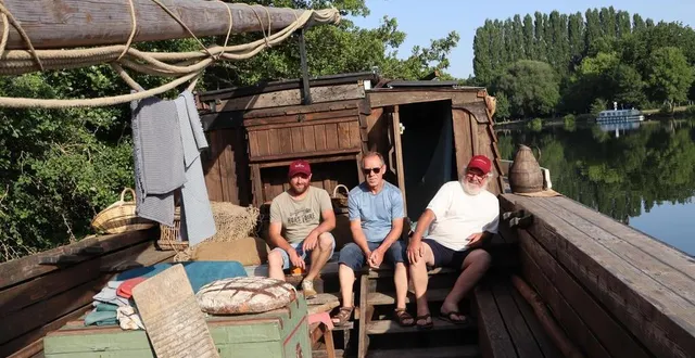 photo  vivien jaunet, alain moreau et jean-marie lusseau sont venus avec le gabarot de l’association les chalandoux du 5e vent pour participer au tournage d’un film où artus tient la tête d’affiche.  &copy;  ouest-france 