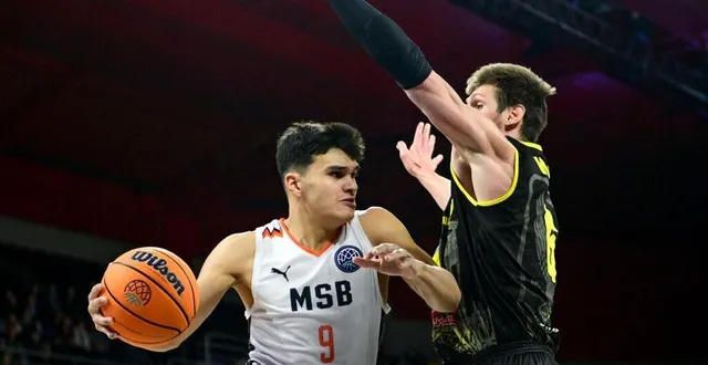 photo  le sarthois léopold delaunay lors du match de ligue des champions de basket entre le mans et les hongrois de szombathely, le 7 novembre 2023, à antarès.  &copy;  photo : le maine libre - yvon loué 