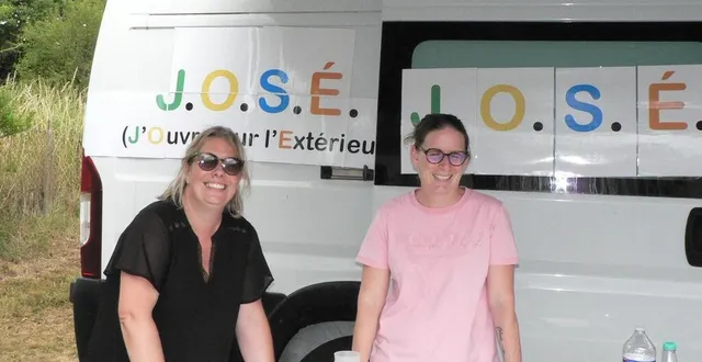 photo  ophélie ligéret et anne-sophie fourmy ont le projjet d'aller tout l'été à la rencontre des habitants du secteur.  &copy;  ouest-france 