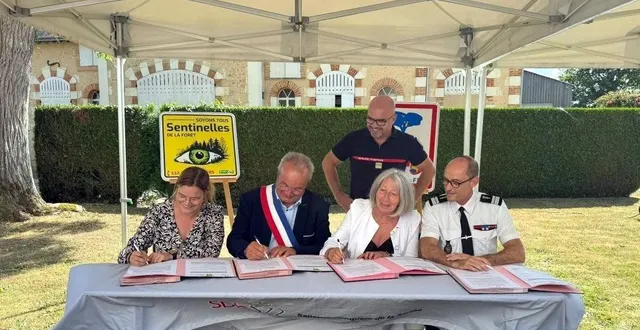 photo  lors de la signature de la convention entre le maire et les autorités.  &copy;  le maine libre 
