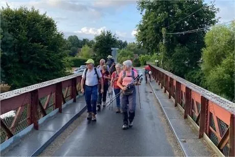 photo  une dizaine de marcheurs sont partis de la chapelle-aux-choux pour découvrir les sentiers les menant à mayet.  &copy;  le maine libre. 