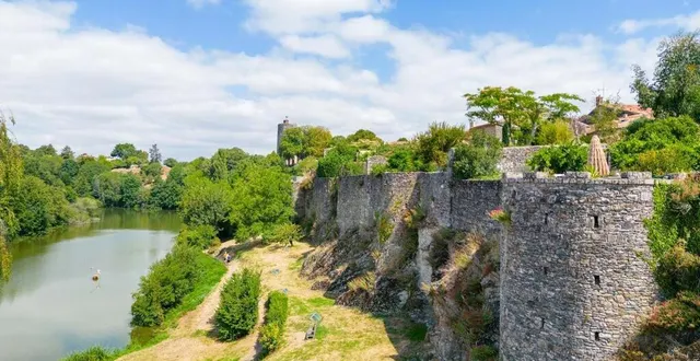 photo  vouvant est le seul bourg fortifié de vendée avec ses remparts entourés par la rivière la mère.  &copy;  s. bourcier – vendée expansion 