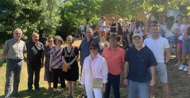 photo  les élus de la cclla et du conseil municipal de chaudefonds-sur-layon au terrain de camping, lieu où est exposé l’œuvre éphémèredu héron.  &copy;  co 