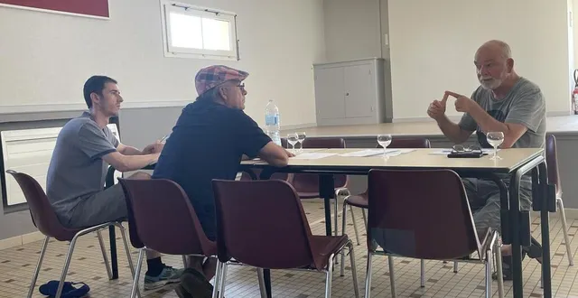 photo  bruno chaplet fait le compte des membres susceptibles de rejoindre le bureau de passé simple, devant quentin hernandez et jean-hugues didier, seuls volontaires en fin de réunion.  &copy;  le maine libre 