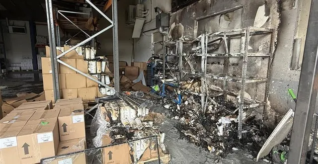 photo  environ 35 000 € de marchandises ont brûlé dans la nuit. les pompiers ont rapidement éteint l’incendie au moyen d’une lance à eau.  &copy;  co - tiphaine sirieix 