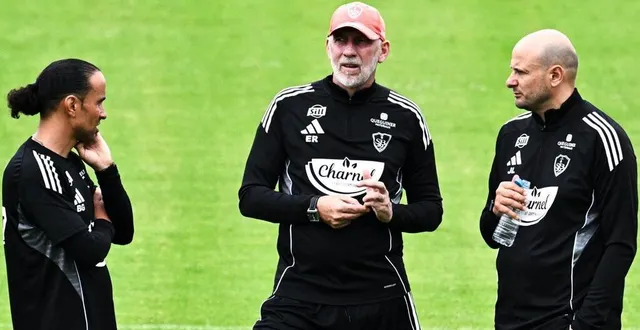 photo  eric roy avec les membres de son staff bruno grougi (à gauche) et julien lachuer lors de la reprise de l’entraînement du stade brestois, mardi 1er juillet.  &copy;  guillaume saligot, ouest-france 