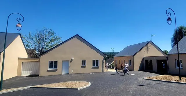 photo  toits d’ardoises et murs enduits couleur pierre pour des maisons toutes de plain-pied.  &copy;  ouest-france 