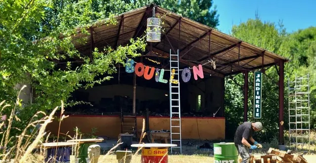 photo  le montage en progression à la ferme du bouillon, sous un soleil radieux.  &copy;  ouest-france 