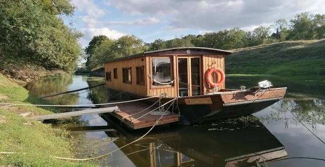 photo  amarrée sur un bras du fleuve à montjean-sur-loire, la toue cabanée permet de passer une nuit au calme au cœur d’un écrin de verdure.  &copy;  emilie weynants 