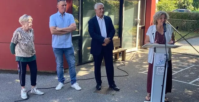photo  nicole son épouse, guillaume et karine ses enfants avec mostefa maachi lors du dévoilement de la plaque dédiée à jean-pierre pelletier  &copy;  ouest-france. 