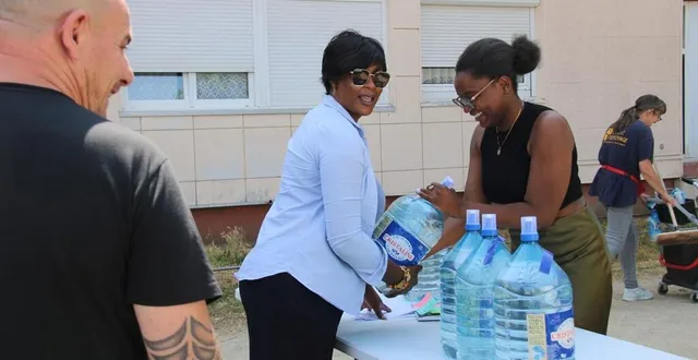 photo  dès 11 heures, il était possible d’aller chercher de l’eau potable gratuitement dans 3 points de distribution.  &copy;  le maine libre 