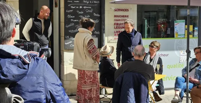 photo  stéphane bern en tournage à fontevraud-l’abbaye, en avril dernier.  &copy;  alexandre carré 