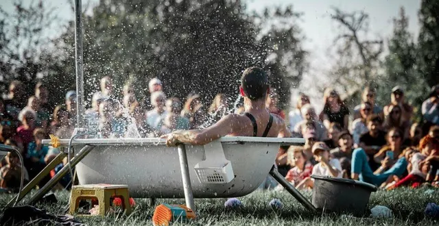 photo  « wet side story », de la compagnie mechanic, ouvrira le bal, à 20 h, à bazouges-cré-sur-loir, ce vendredi 4 juillet 2025. un spectacle qui se jouera également quatre fois à la flèche dans le week-end pour cette 32e édition du festival des affranchis.  &copy;  clément stoltz 