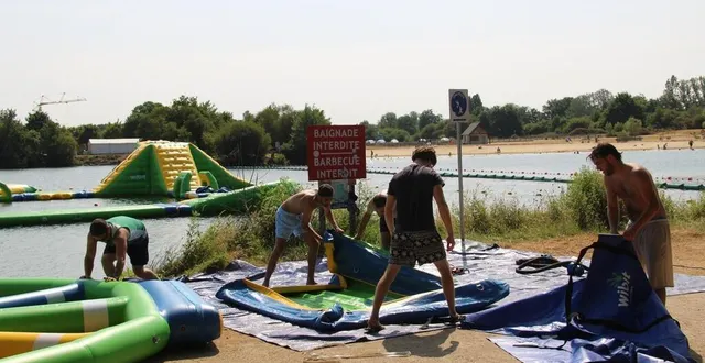 photo  les employés de l’aquaparc à la gèmerie démontent la structure, après seulement un jour d’ouverture.  &copy;  le maine libre 