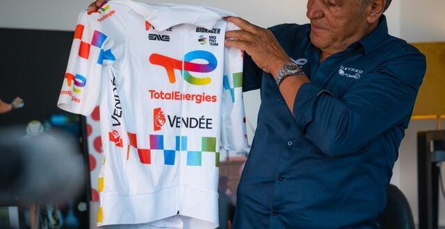 photo jean-rené bernaudeau pose avec le maillot de totalenergies spécialement conçu pour la grande boucle 2025. © totalenergies