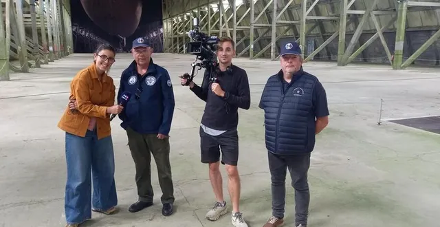 photo  à gauche mérième interviewe jacques sur l’histoire du hangar avec antoine à la caméra et patrice à droite.  &copy;  ouest-france 
