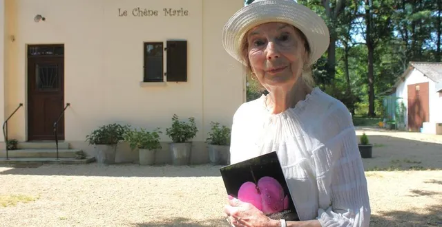 photo  marie-claude maury-flahault, chez elle, à précigné, avec son recueil de nouvelles à la main.  &copy;  ouest-france 