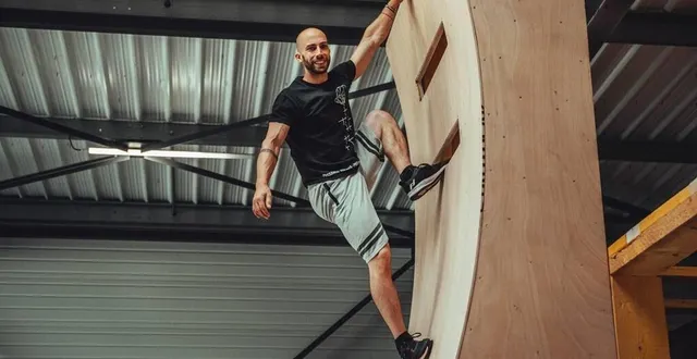 photo  thomas dudoué, le gérant de la salle de parkour choletaise west coast academy, revient sur le parcours de « ninja warrior ».  &copy;  archives ouest-france 