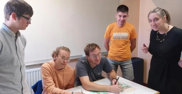 photo  des élèves en formation jardins et espaces paysagers, lors de la préparation d’un chantier paysager. à droite, delphine guérin, formatrice.  &copy;  ouest-france 