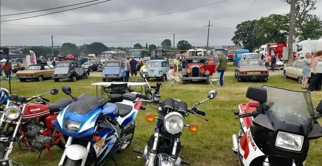 photo  motos et voitures anciennes.  &copy;  ouest-france 