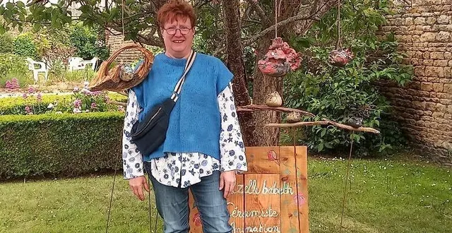 photo  élisabeth denis, dans un des jardins où elle expose quelquefois. « un autre de mes objectifs est de collaborer avec des artistes environnants, pas nécessairement céramistes. »  &copy;  mam’zelle babeth 