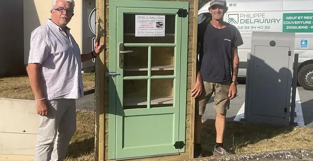photo  la cabane ô livres, présentée par philippe delaunay, artisan qui l’a fabriquée, et le maire, philippe bigot.  &copy;  ouest-france 