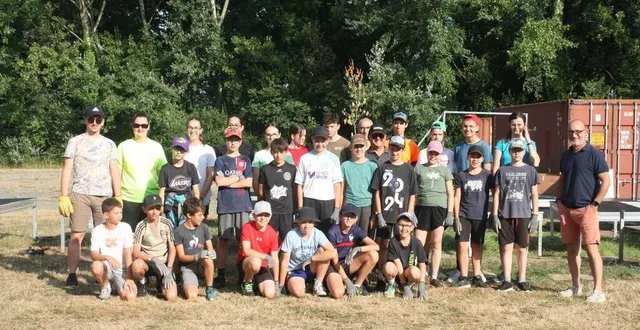 photo  mardi matin, les jeunes qui participent au chantier, et les adultes qui les encadrent.  &copy;  ouest-france 