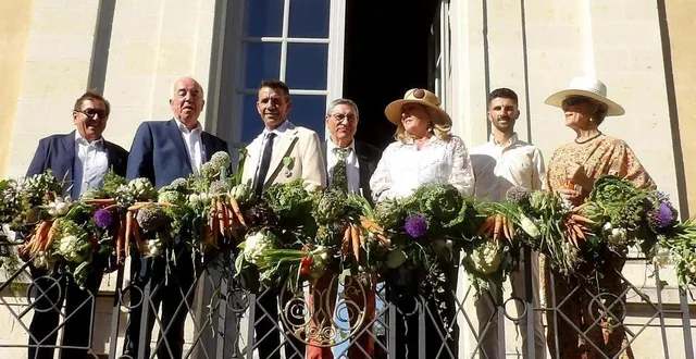photo  sur le perron du château colbert de maulévrier, décoré de végétaux du potager, didier hassan, alain barathon, mickaël vincent, jean-marc muller, dominique popihn, maxime vincent, alix de saint-venant.  &copy;  ouest-france 