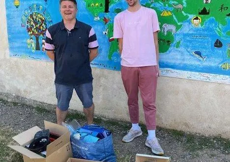 photo  hugues boivin (à gauche) et tom chaineau derrière les fournitures collectées.  &copy;  école saint-louis 