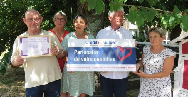 photo  thirot gilbert, résident de l’ehpad s’occupant des poules, marivie moreau, christine denis, présidente de l’amicale, jean-claude giteau et janine rodary.  &copy;  ouest-france 