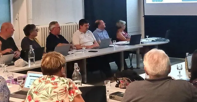 photo  vincent giraud, conseiller chargé des finances et du numérique (3° en partant de la droite) a présenté le budget.  &copy;  ouest-france 