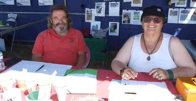 photo  thierry denos et sa compagne sont heureux d’avoir trouvé un point de chute pour leurs animaux.  &copy;  ouest-france 
