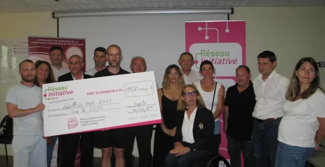 photo  les entreprises accompagnées, élus et réseau initiative réunis pour la remise officielle.  &copy;  le maine libre 